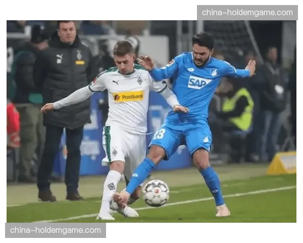 决定性瞬间：格鲁达抢断对方门将短传，助美因茨打入制胜球